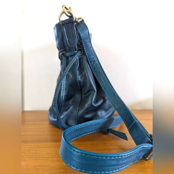 Wanderer's Travel Co Azzurra Pebbled Leather Bronte Bucket Crossbody Bag EUC - Picture 4 of 14